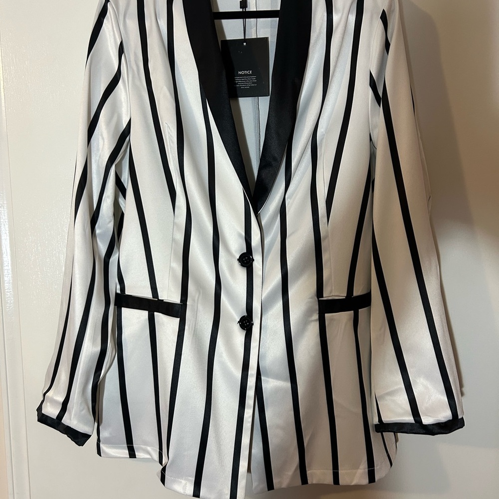 Women’s Black and White Striped Blazer Size 3XL
